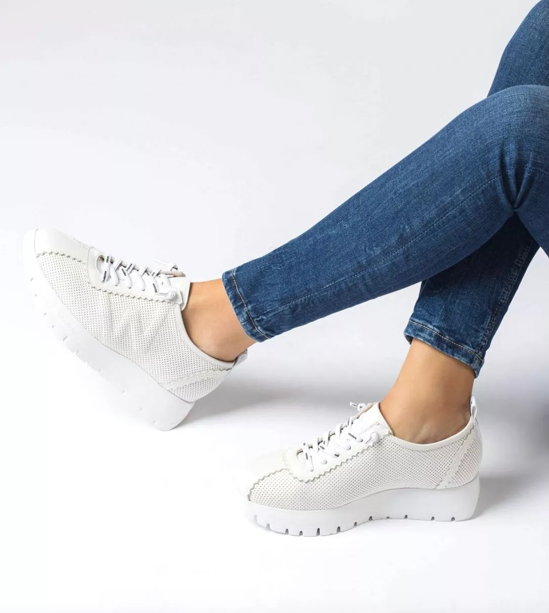 A2424 White Sneaker