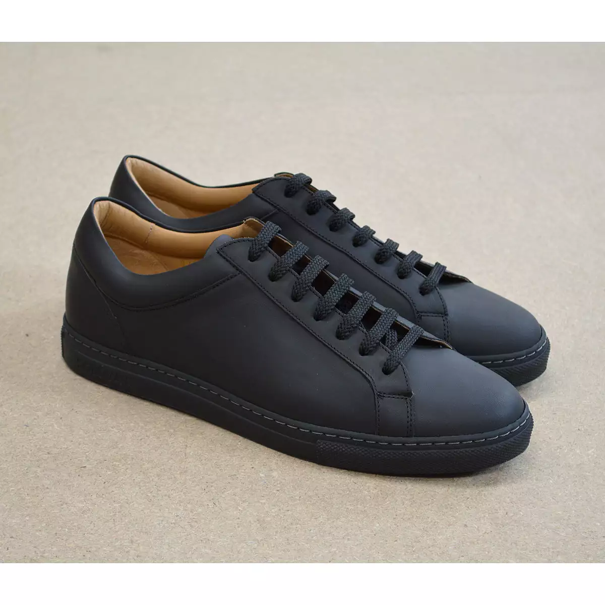 SOLOVAIR Sneaker- Greasy Black