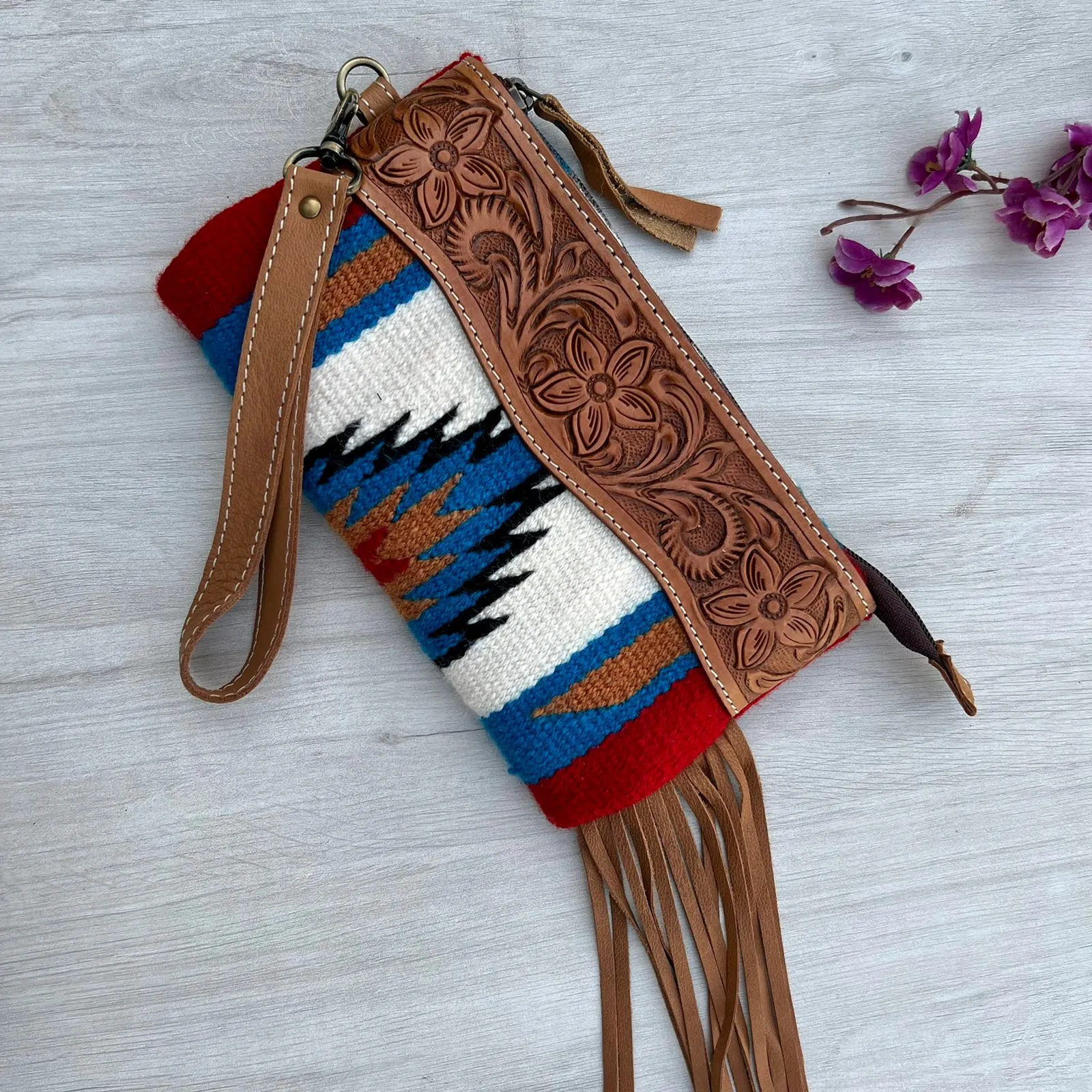 The Design Edge White Saddle Blanket Tassel Clutch with Tooled Leather – (TSB44B)